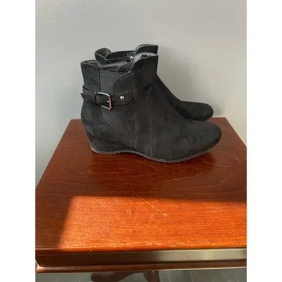 Cloud walkers by Avenue Black Faux Suede ankle booties with zipper - Picture 6 of 10